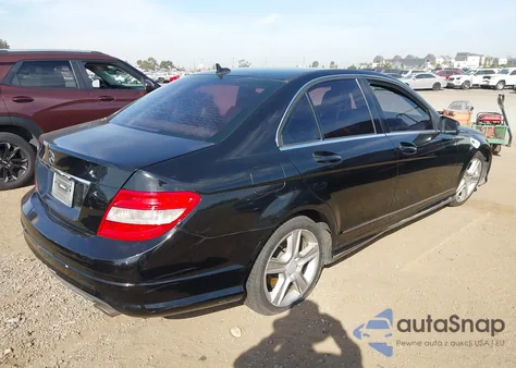 2011 Mercedes-Benz C 300 Luxury/Sport z USA, uszkodzony, nr VIN WDDGF5EB0BF632894